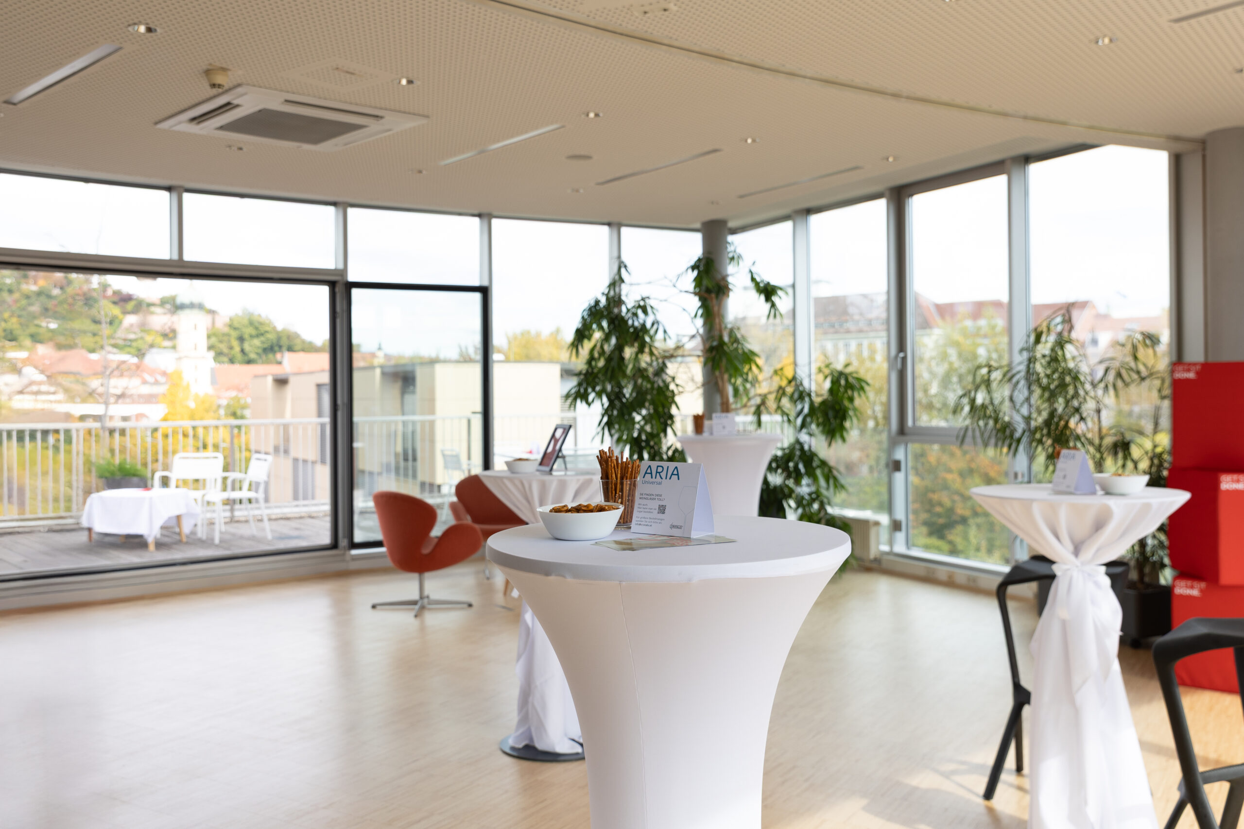 Vorbereiteter Veranstaltungsraum, Stehtische im Vordergrund