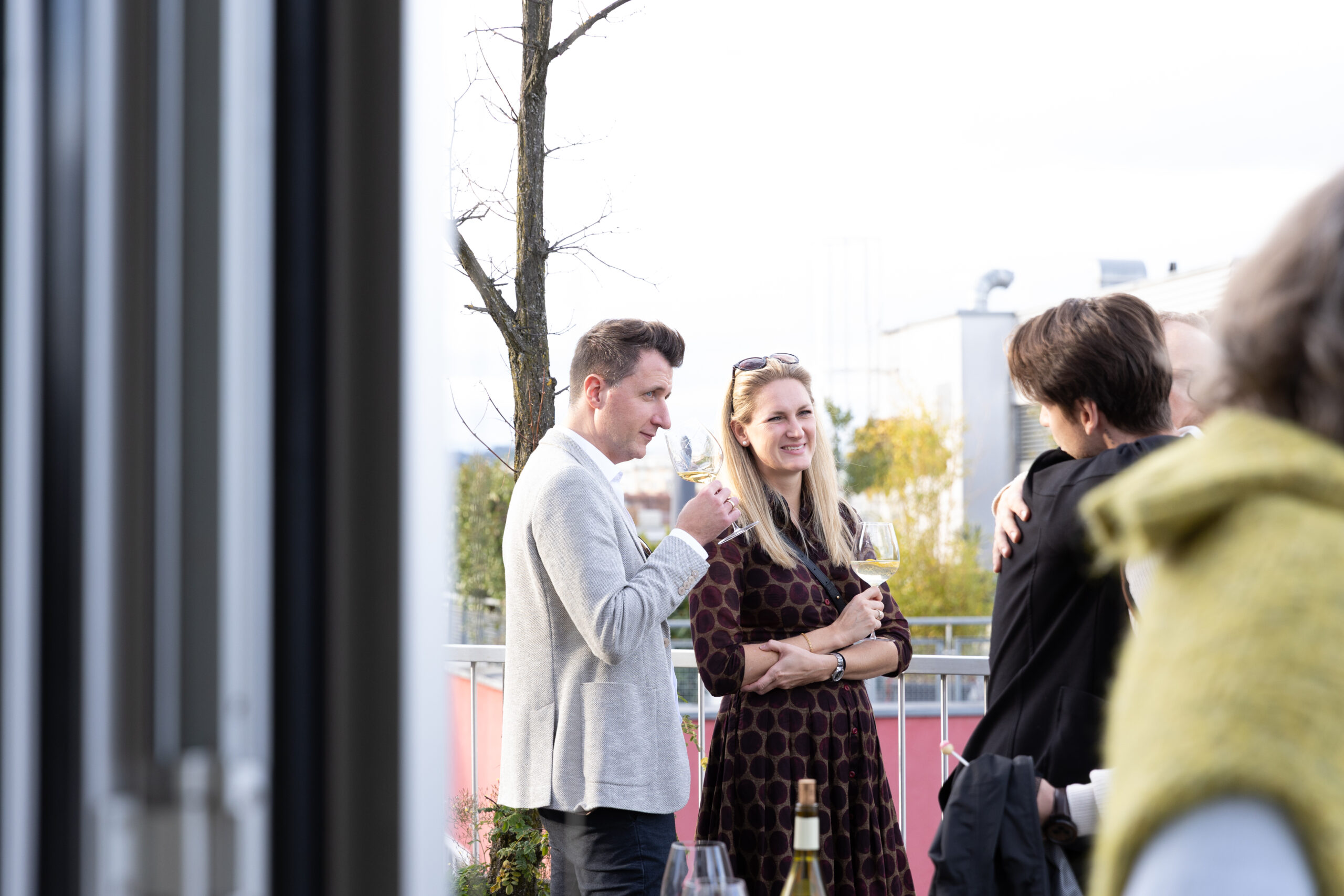 Menschen im Gespräch auf der Dachterrasse