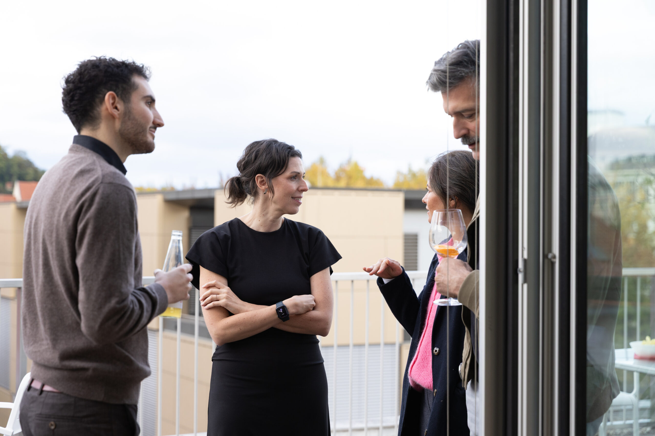 Foto einer Gruppe von Menschen auf der Dachterrasse