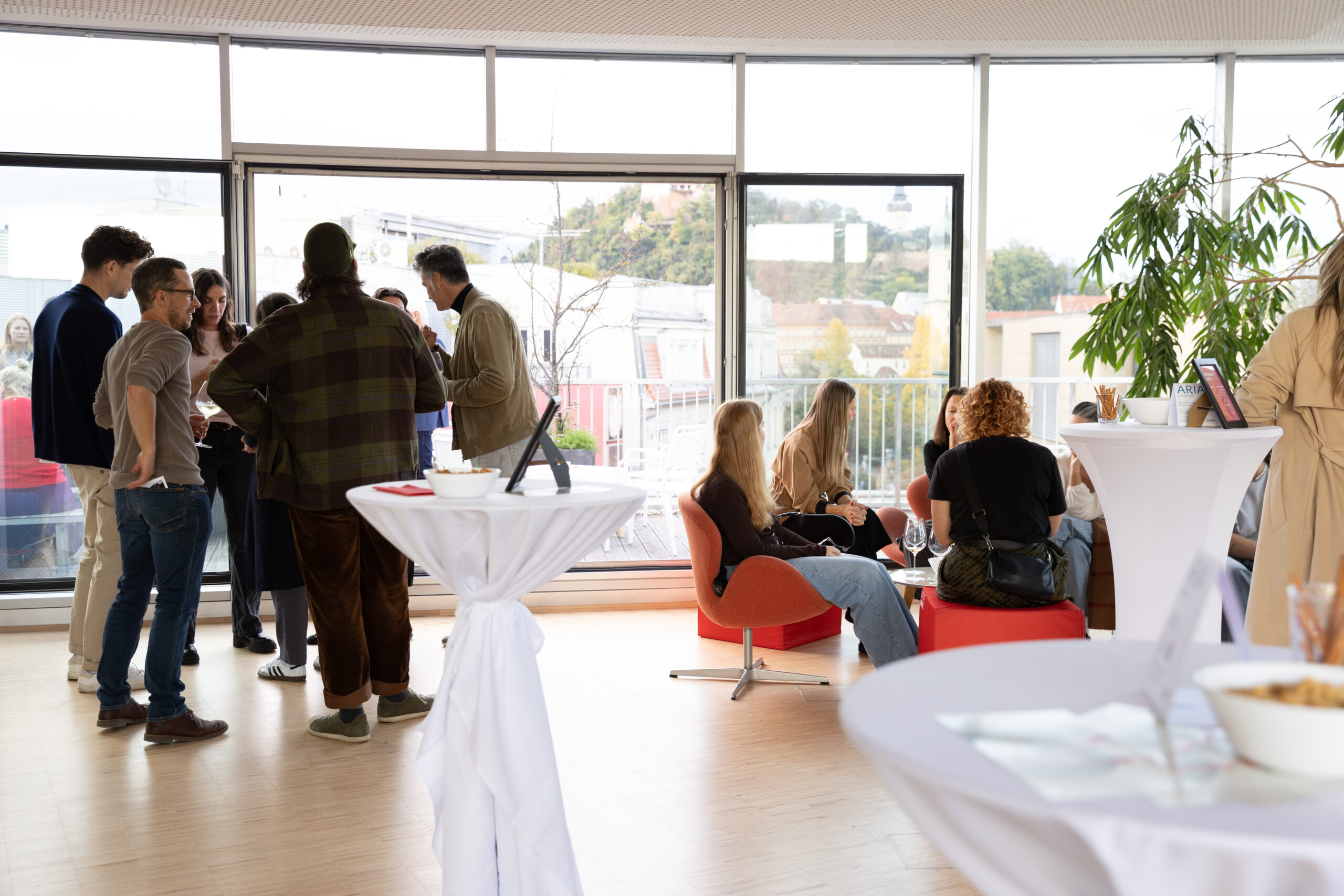Veranstaltung im Raum mit Blick auf Schlossberg Graz