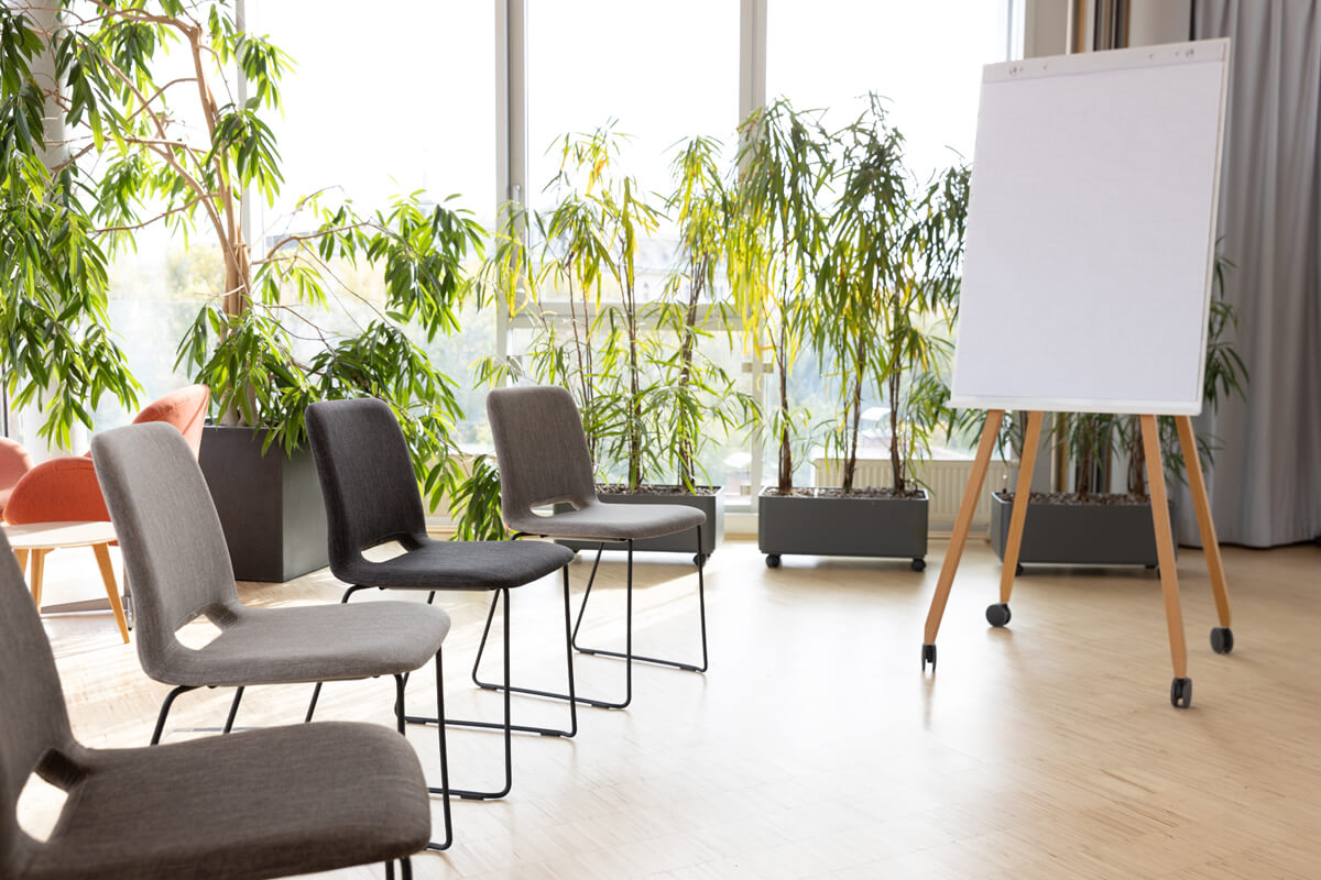 Seminarräumliche Bestuhlung mit Whiteboard im Level 4