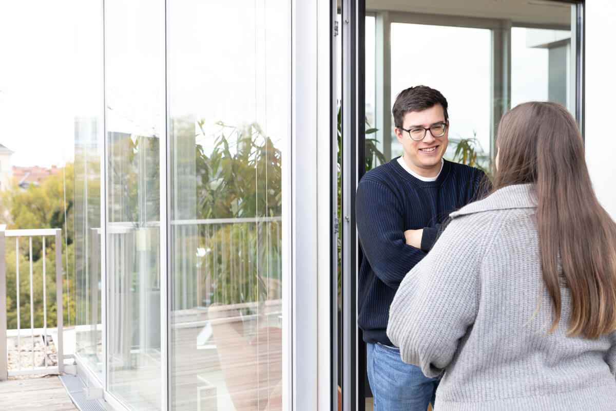 Fensterfront des Level 4 mit zwei Personen