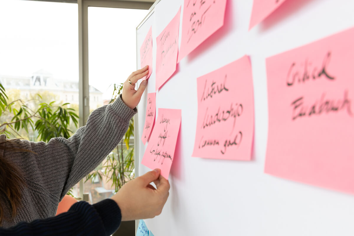 Whiteboard Ausstattung des Seminarraums Level 4 mit Blick auf Graz im Hintergrund