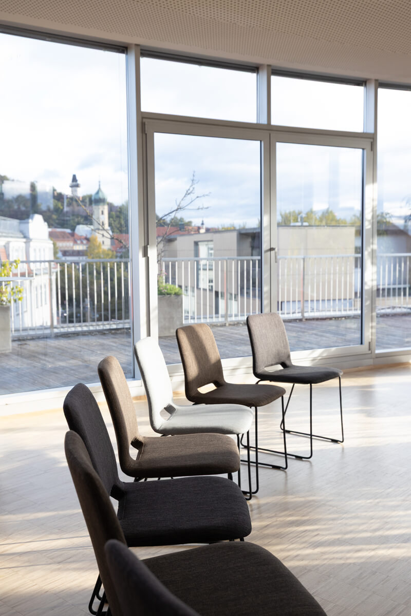 Seminarräumliche Bestuhlung des Level 4 mit Terrasse und Blick auf Graz im Hintergrund