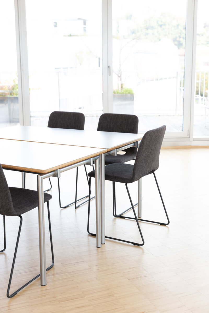 Workshop-Setup mit Tischen im Level 4